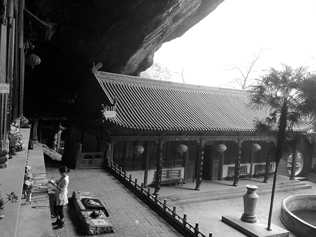 2010年5月3日12时27分，摄于略阳县灵崖寺。
